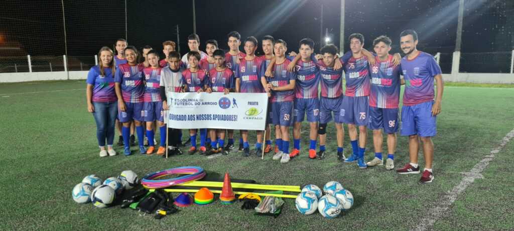 Escolinha de Futebol do Arroio recebe kits de treino da Cerpalo