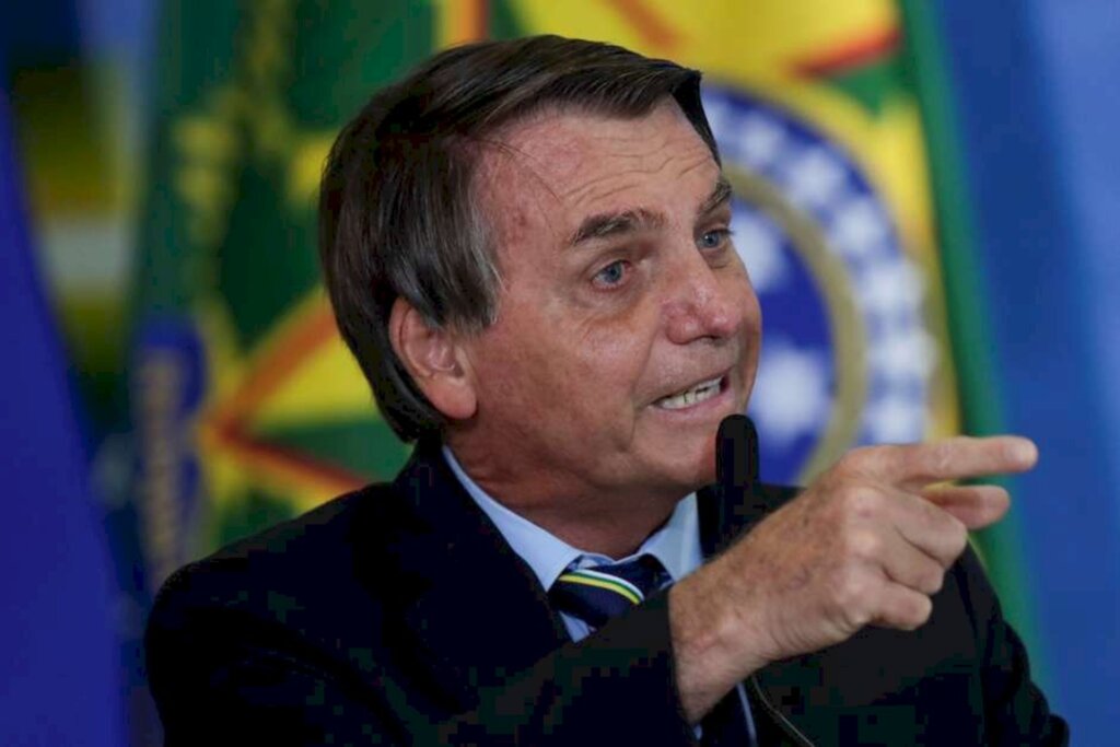 Bolsonaro eleva pressão e insulta Barroso: 'Um imbecil'