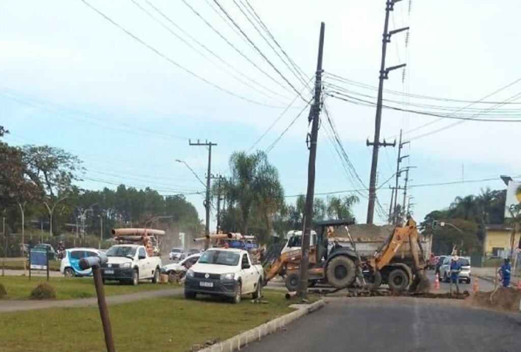 Águas de Joinville realiza obra em trecho da Helmuth Fallgatter