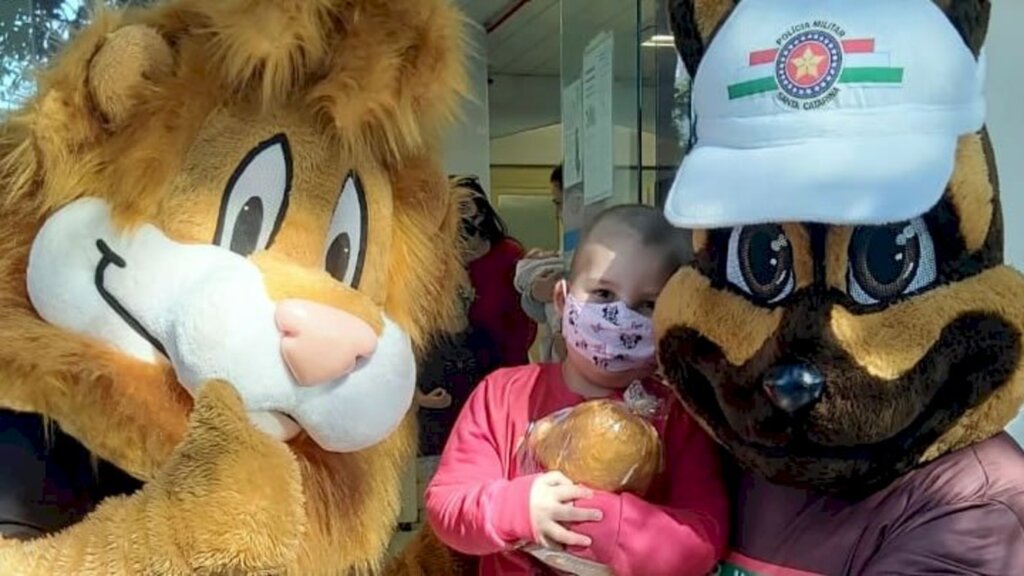 Daren e Mike visitam crianças internadas no Hospital Infantil