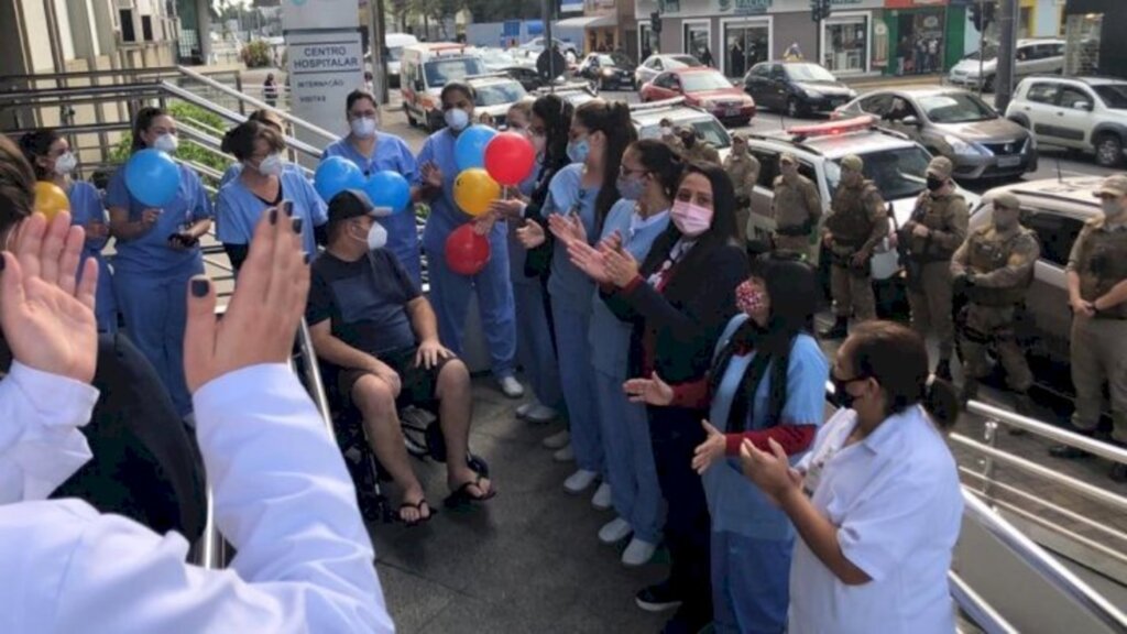 Covid-19: policial recebe homenagem após alta hospitalar