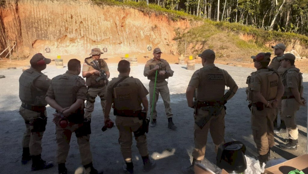 Policiais militares do 17º BPM recebem treinamento para uso de fuzil