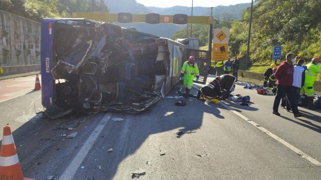 Divulgação/PRF - Ônibus tombou na BR-376, em Guaratuba