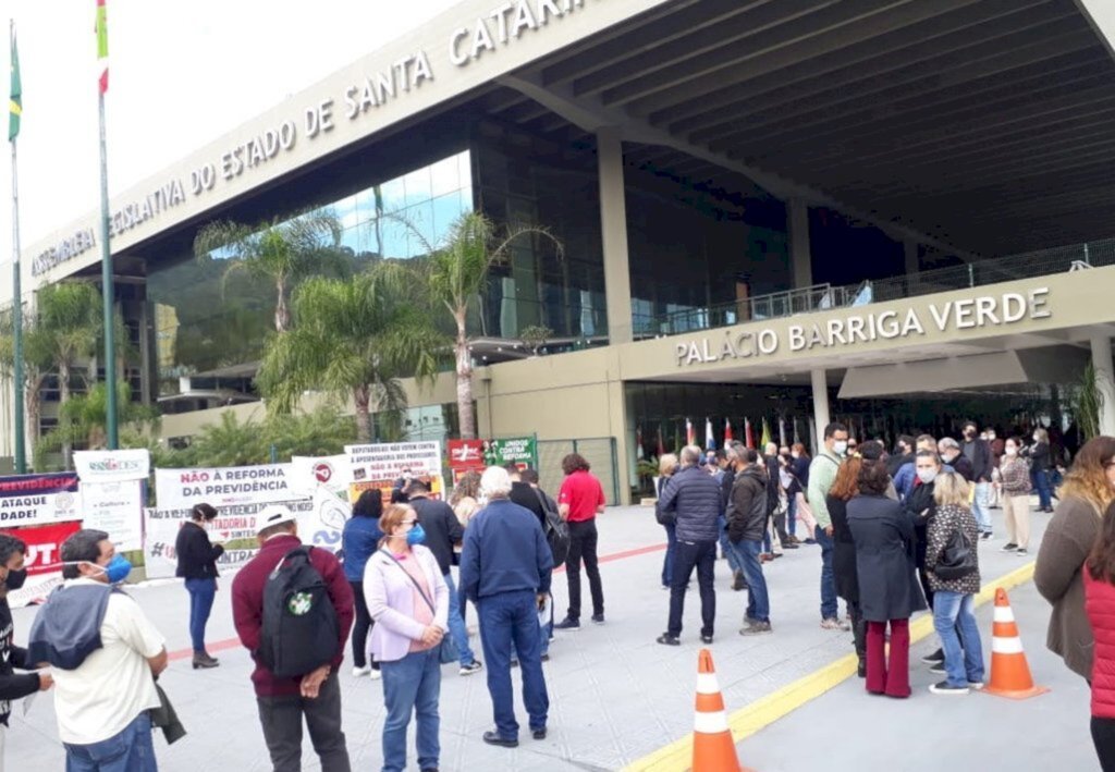 Na Alesc, servidores protestam contra reforma da Previdência; admissibilidade é aprovada