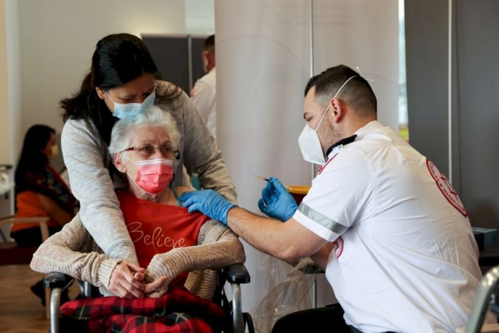 Israel vê queda na proteção da vacina da Pfizer contra infecções