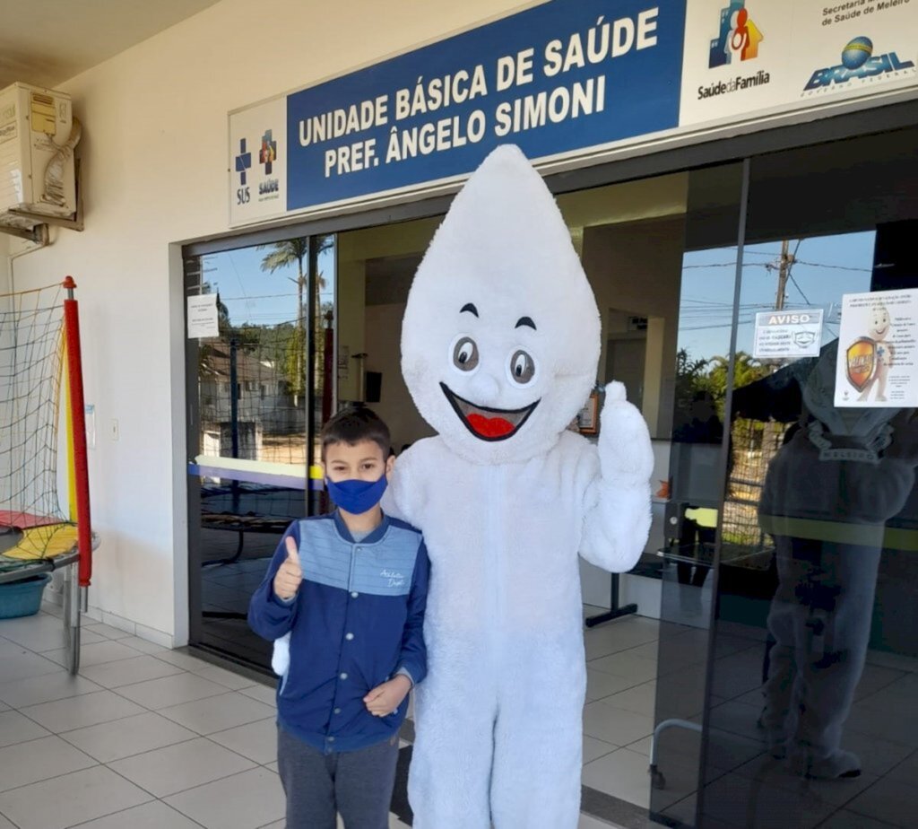 No Dia D de vacinação, Zé Gotinha faz a alegria das crianças em Meleiro
