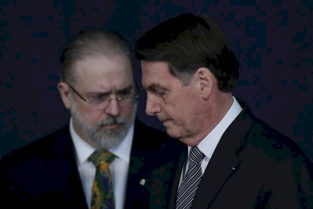 Bolsonaro deve ignorar lista do MPF e reconduzir Aras na PGR