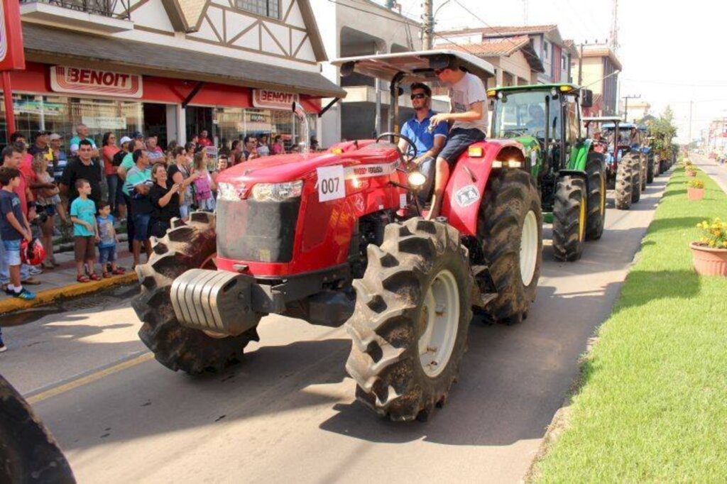 Desfile da máquinas, shows gratuitos e gastronomia fazem parte de mais uma edição da Festa do Colono em Forquilhinha