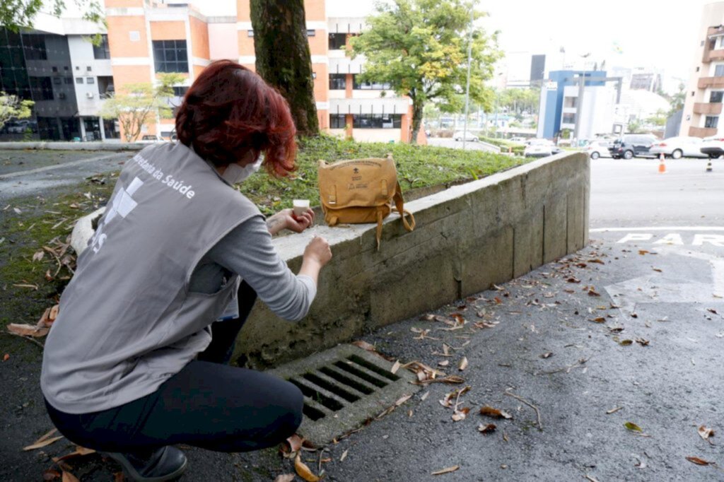 Agentes da Vigilância Ambiental de Joinville usam uniforme e identificação da prefeitura