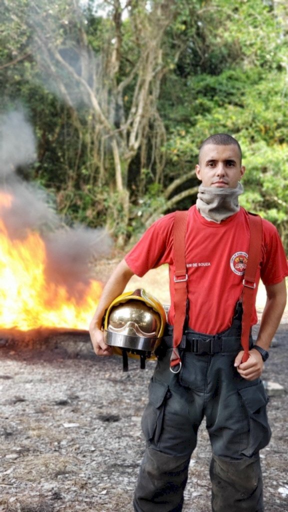 Vídeo: Bombeiro Militar de folga salva casal de idosos