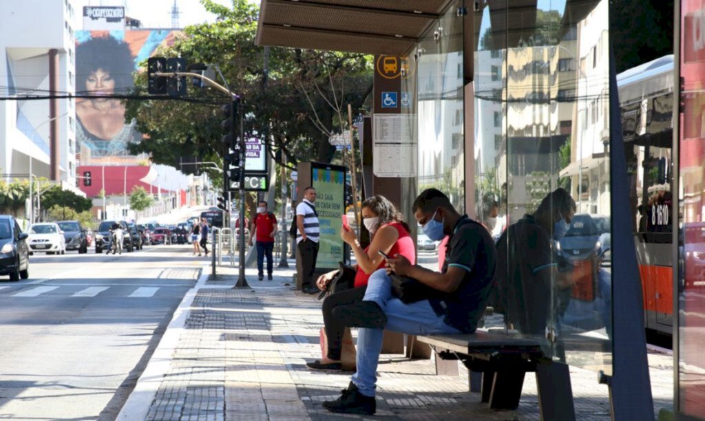 Com todas regiões no vermelho, governo de SC mantém regras contra Covid