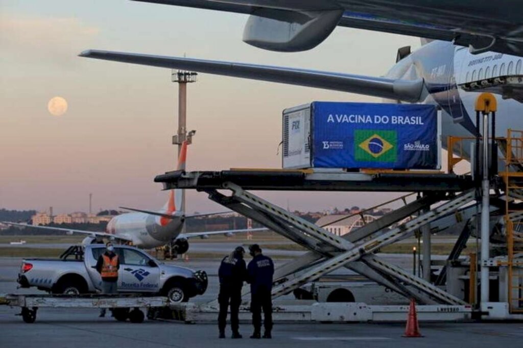 REUTERS/Carla Carniel - Contêiner refrigerado contendo vacinas contra Covid-19 chega ao aeroporto de Guarulhos.