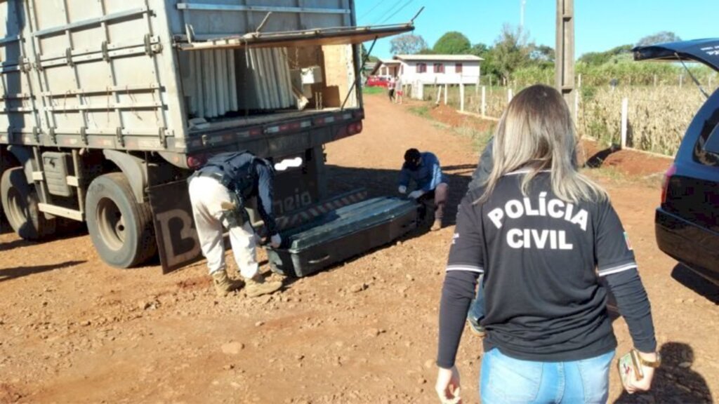 Motorista de caminhão de SC é encontrado morto no meio de carga