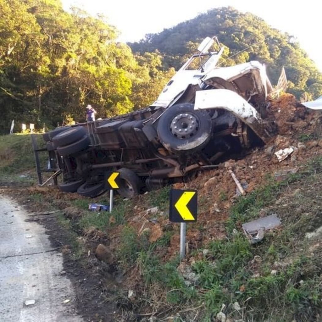 Caminhão com carga tóxica tomba na Serra Dna. Francisca