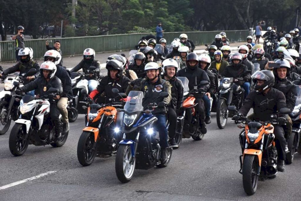 Bolsonaro faz 'motociata' em SP ao lado de apoiadores