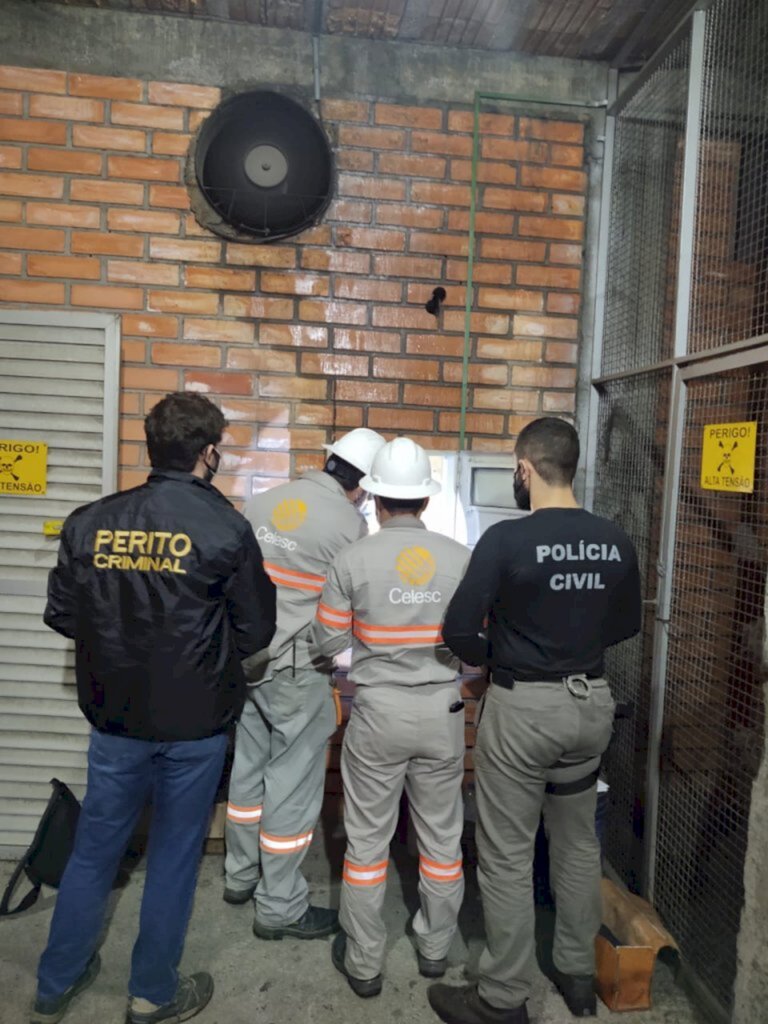 Polícia cumpre mandado em empresa por furto de energia elétrica