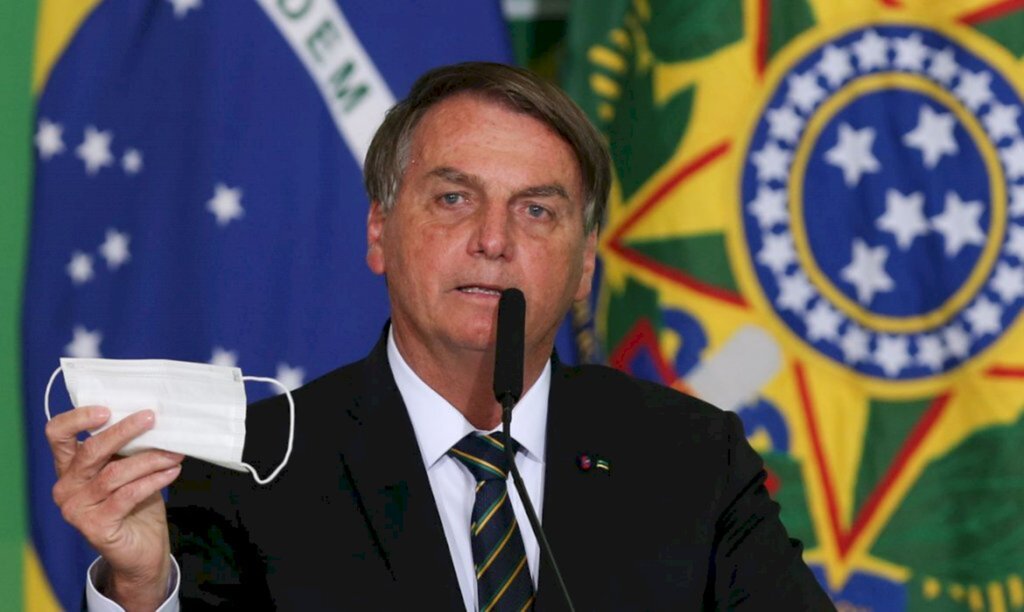 Bolsonaro pede parecer para desobrigar uso de máscara por vacinados