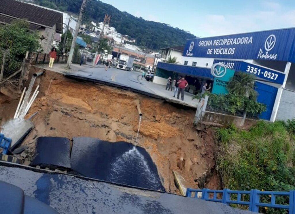 Vídeo: Mais uma ponte desaba na cidade de Brusque