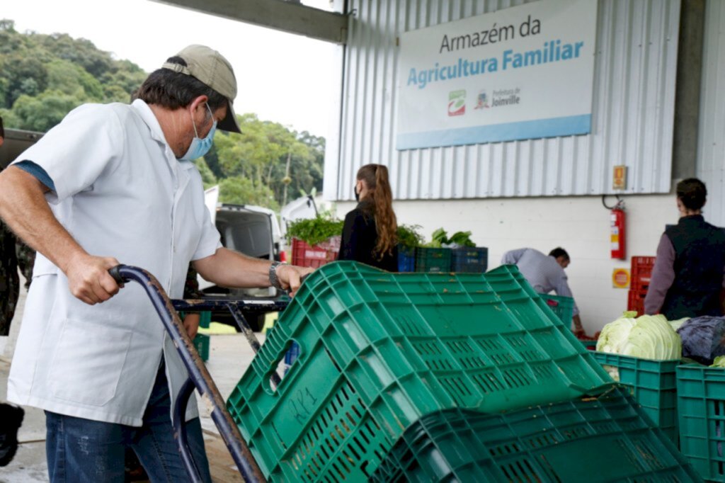 Programa incentiva a agricultura familiar e distribui alimentos para entidades sociais