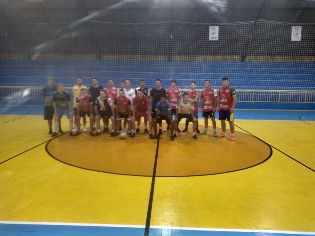 Equipe adulta de futsal de Modelo se prepara para competições