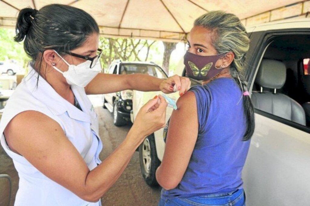 Vacinados com 1ª dose no Brasil chegam a 23% da população