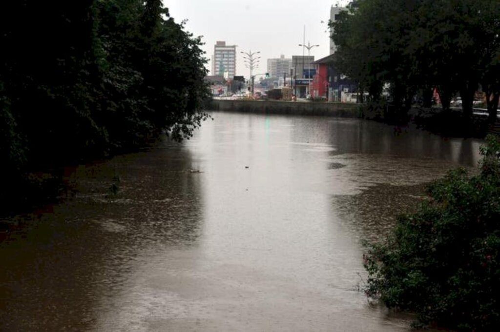 Defesa Civil alerta para risco de chuva forte e maré alta