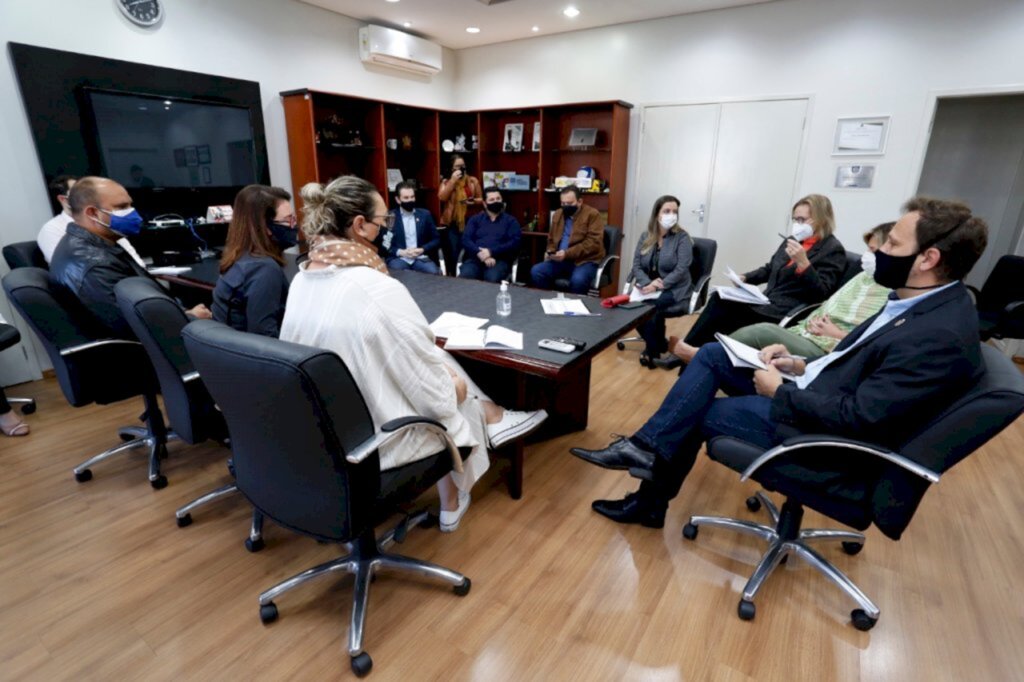 Prefeito Adriano Silva participa de reunião com o Sindicato dos Servidores Municipais