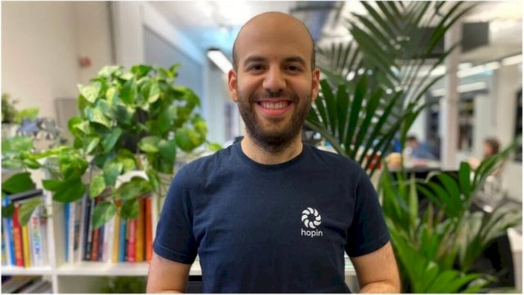 Hopin/Via BBC - Johnny Boufarhat criou plataforma de eventos online em 2018 quando estava acamado com doença autoimune; sua fortuna pessoal é estimada em R$ 11 bilhões