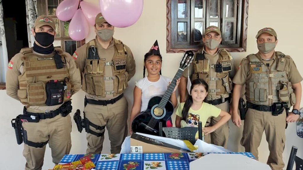 Menina recebe surpresa de policiais do 8º BPM em seu aniversário