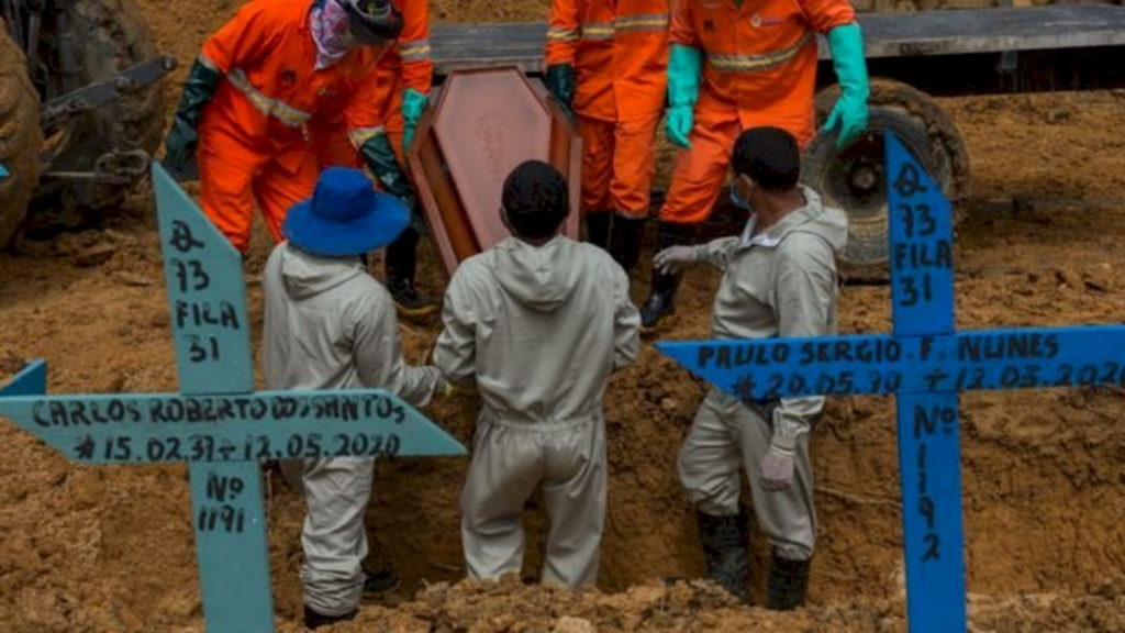 Número de mortes por covid-19 no Brasil chega a 446,3 mil