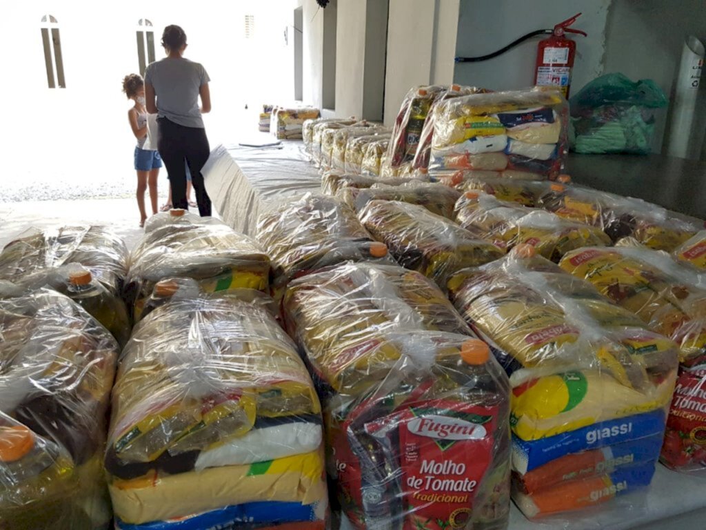 Albertina Camilo - Entrega de cestas na Paróquia Nossa Senhora do Caravaggio, do bairro Morro do Meio