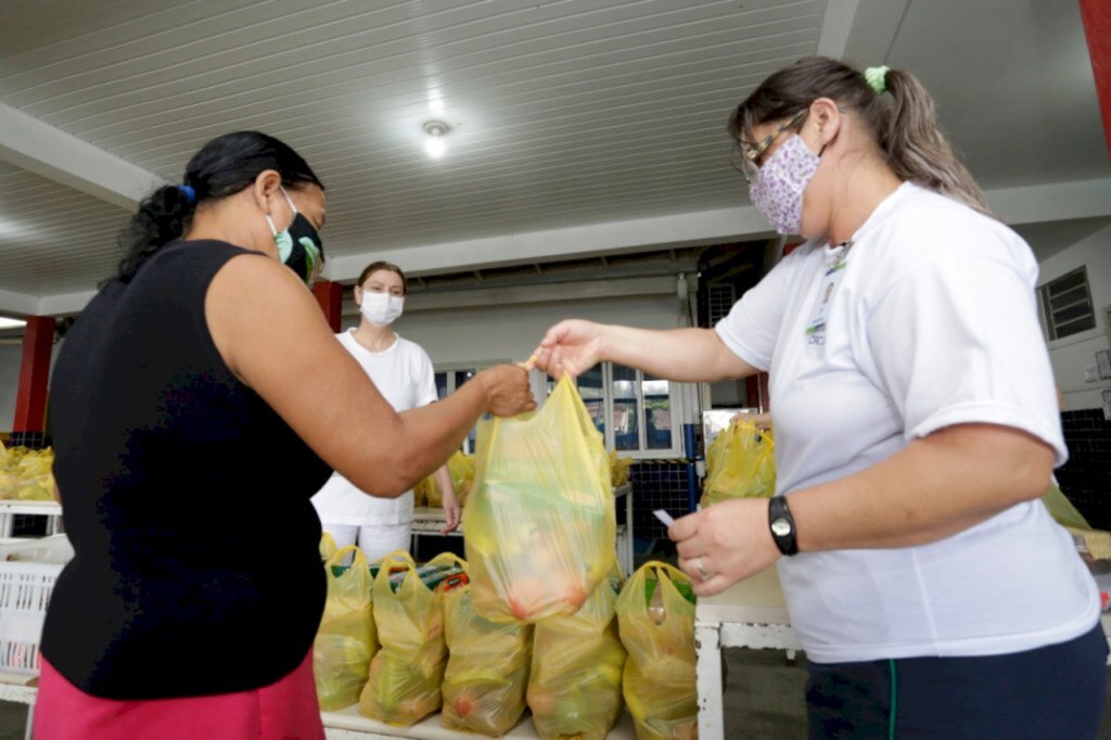 Alunos da Rede Municipal de Ensino recebem kit alimentação a partir de segunda-feira (24)