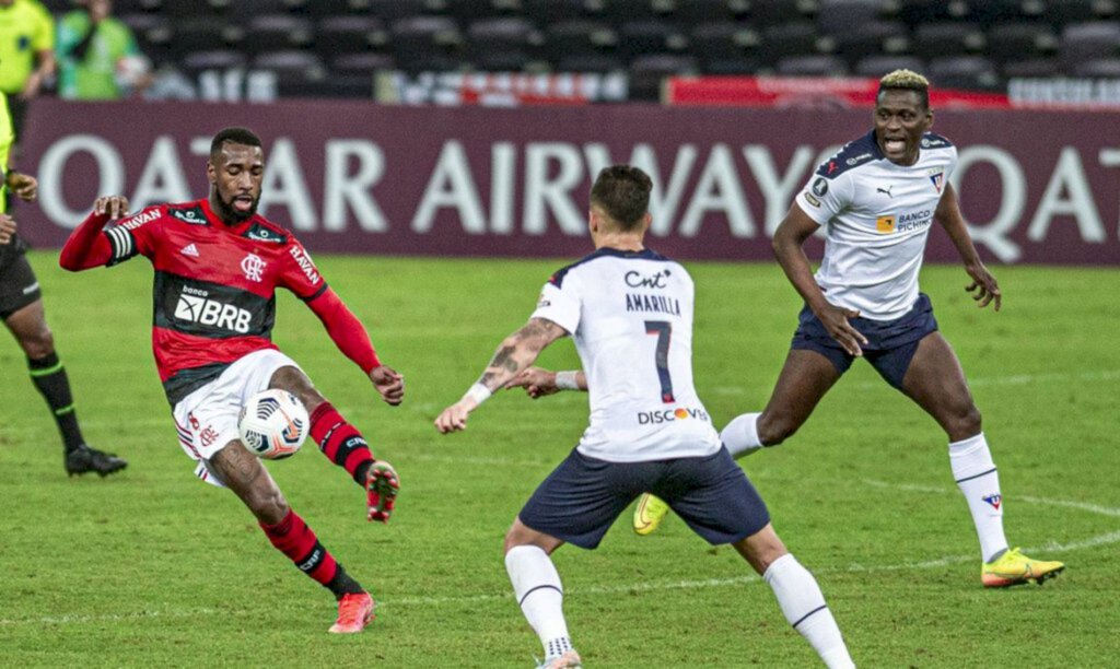 Flamengo arranca empate com LDU e se classifica na Libertadores