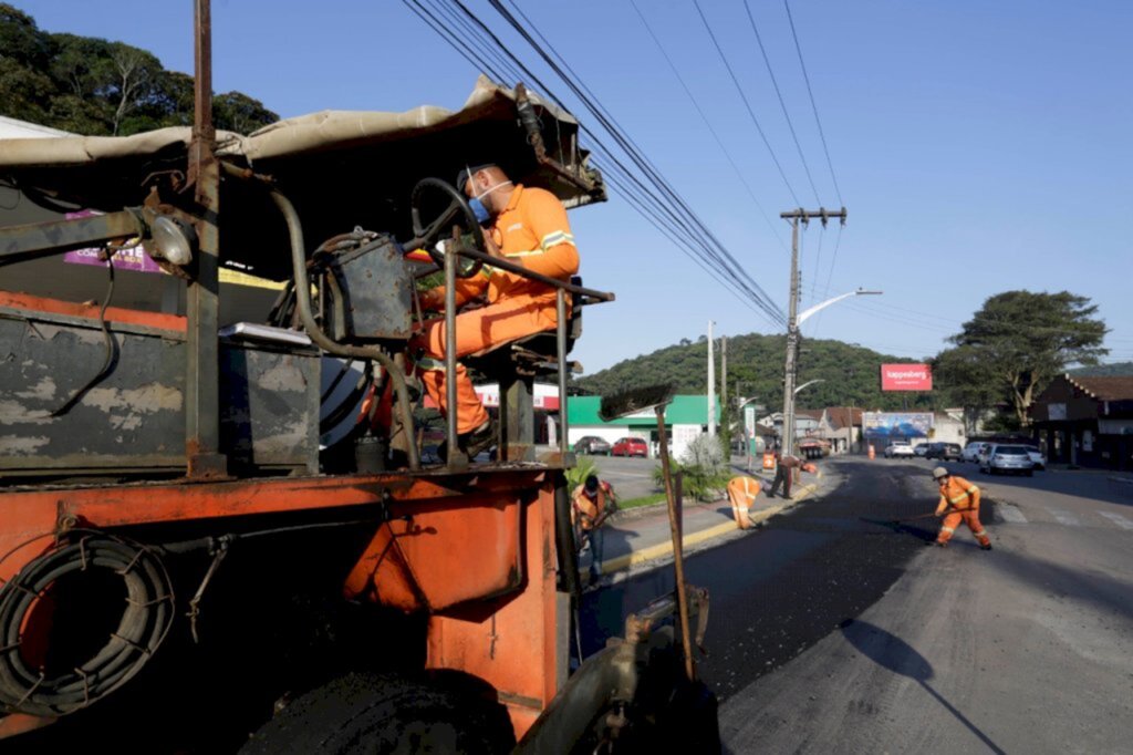 Prefeitura realiza obras de requalificação asfáltica em importantes ruas de Joinville