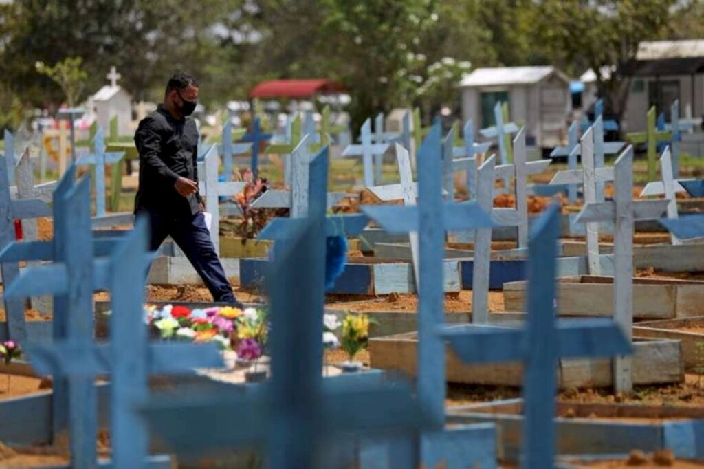 Brasil se aproxima das 440 mil mortes na pandemia de covid