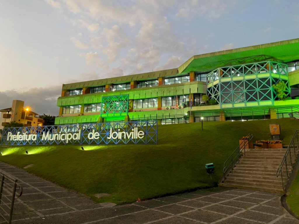 Prefeitura de Joinville é iluminada com a cor verde em comemoração ao Dia Nacional da Defensoria Pública