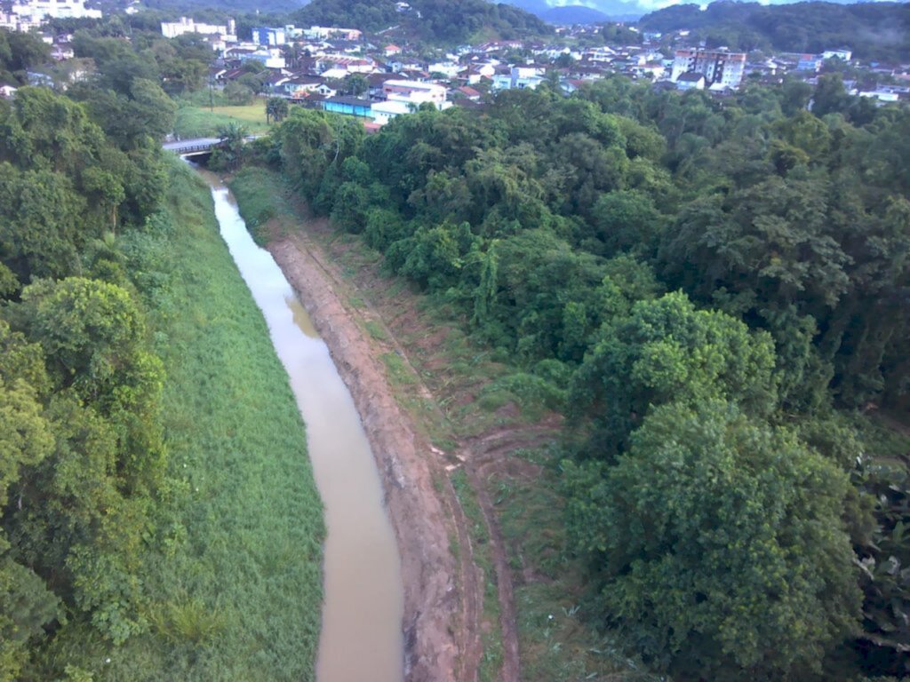 Prefeitura de Joinville realiza limpeza e desassoreamento do rio Águas Vermelhas