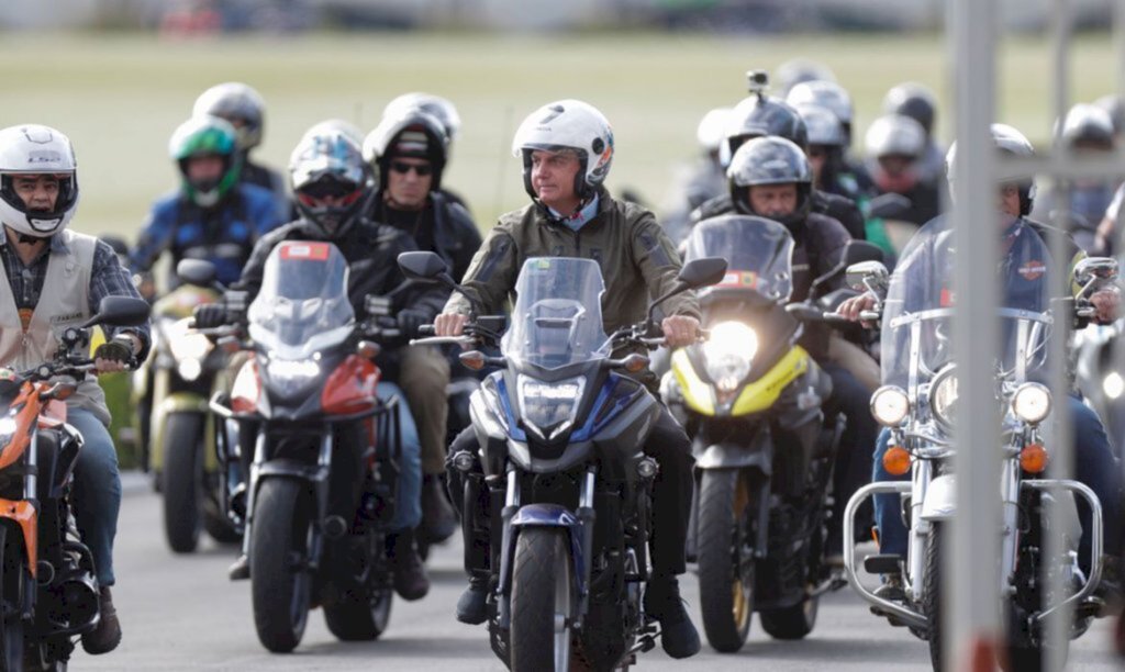 Bolsonaro faz passeio de moto em homenagem ao Dia das Mães