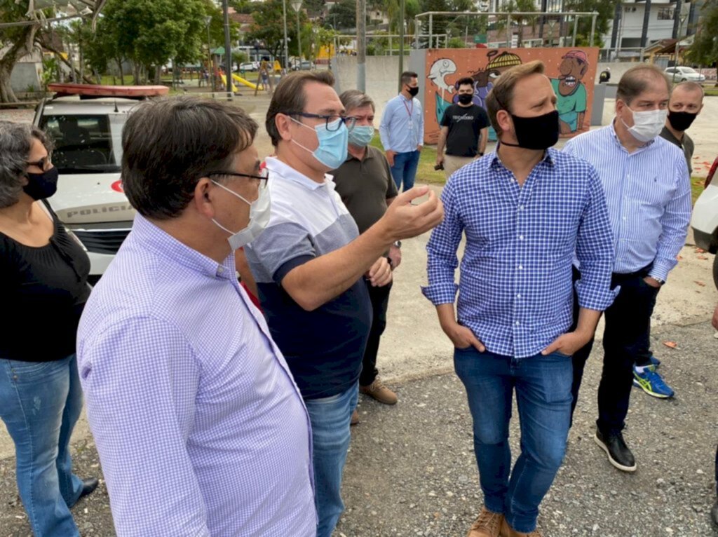 Prefeito Adriano Silva acompanha demandas do bairro Floresta