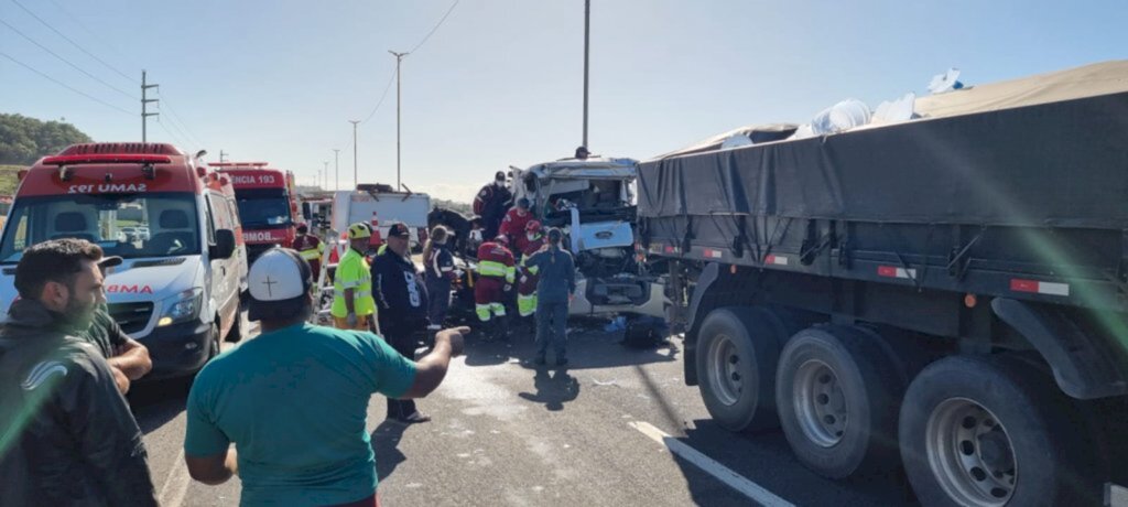 GRAVE ACIDENTE COM CAMINHONEIRO DEIXA HOMEM MORTO E OUTRO PRECISA SER TRANSFERIDO POR HELICÓPTERO