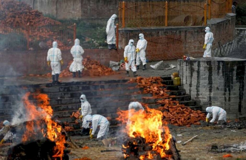 REUTERS/Navesh Chitrakar - Cremação de corpos de vítimas de Covid em Kathmandu