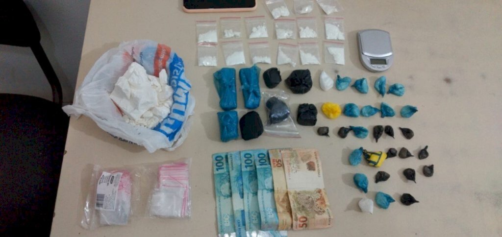 MULHER É PRESA POR TRÁFICO DE DROGAS EM PRAIA GRANDE
