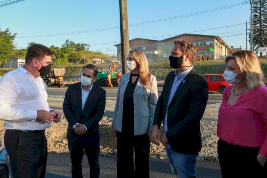 Governadora vistoria obra do acesso estadual ao Distrito Industrial de Joinville