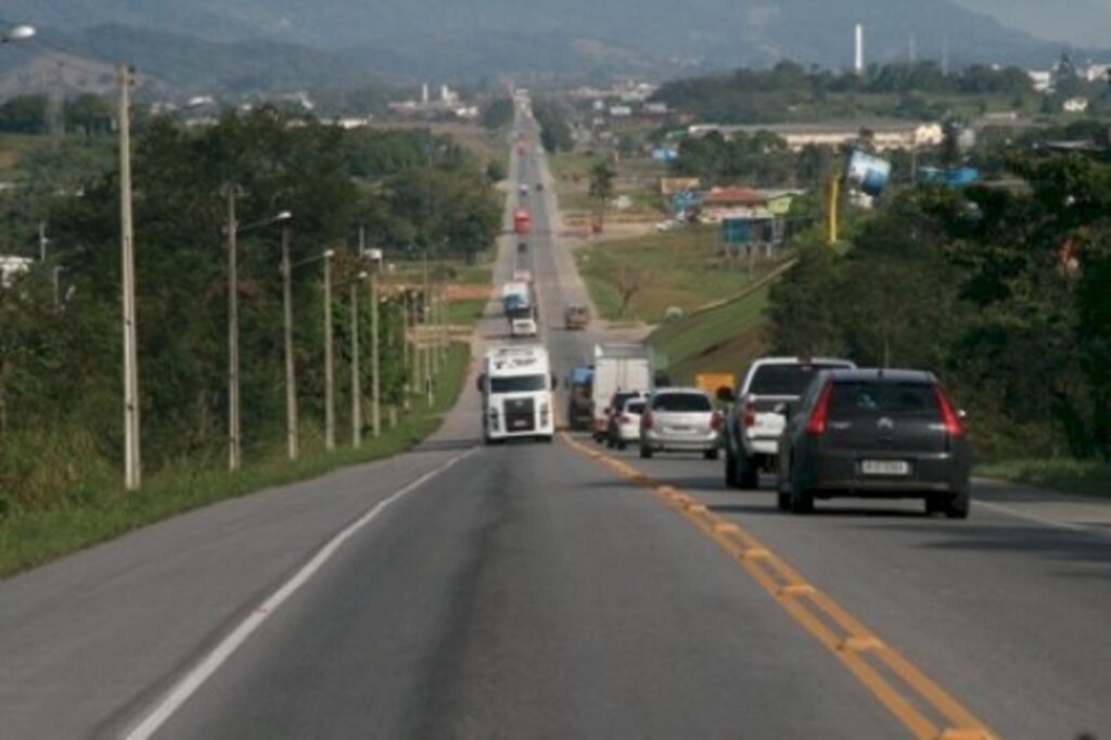 Com cortes, obras nas BRs 470 e 280 podem parar em três meses