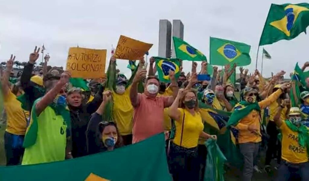 Reprodução-Terra - Ato pedindo intervenção militar em Brasília