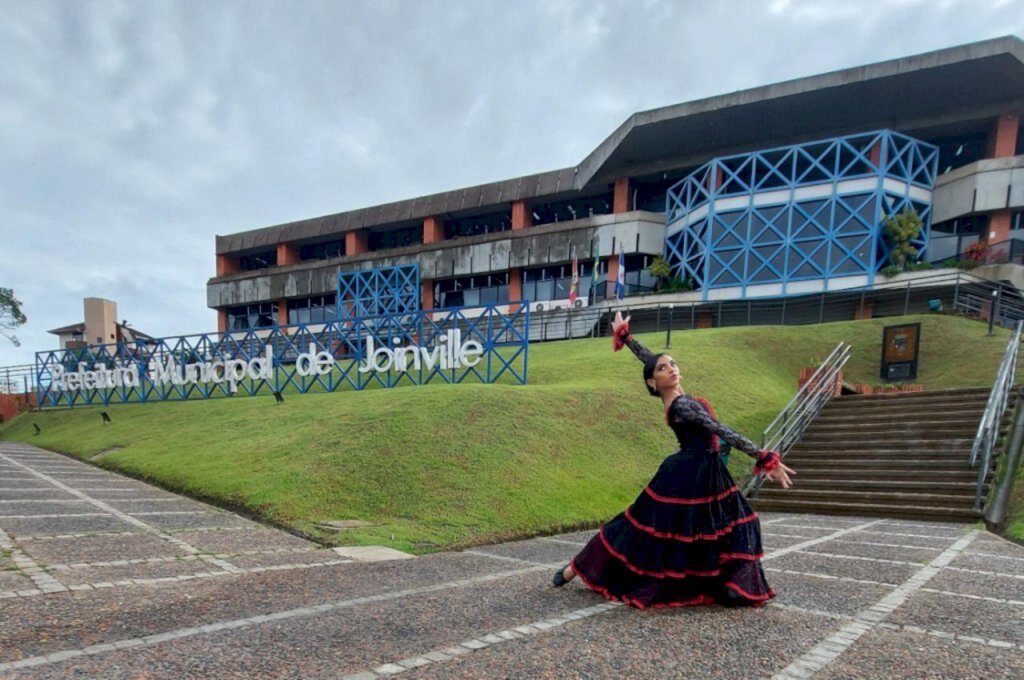 Casa da Cultura realiza atividade para celebrar o Dia Mundial da Dança