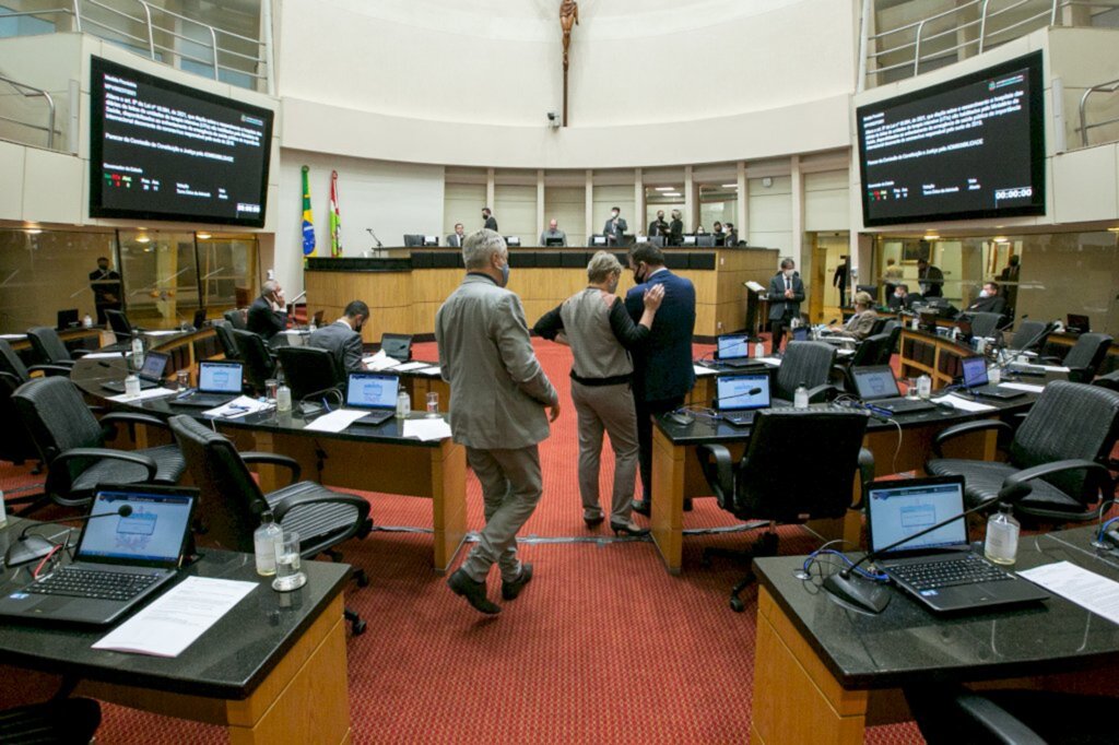 Parlamentares aprovam cinco projetos de lei na terça-feira (27)