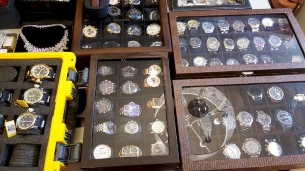 Divulgação PF - Bens apreendidos na casa de um investigado em Criciúma