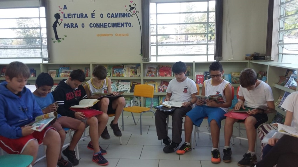 Divulgação Amigos do Rio - Alunos da Escola Básica Municipal Leopoldo Simão em momento de leitura