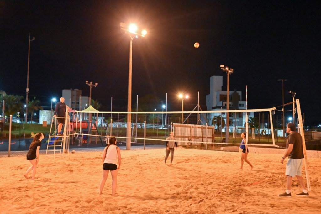 Tem vôlei de areia na Praça da Liberdade